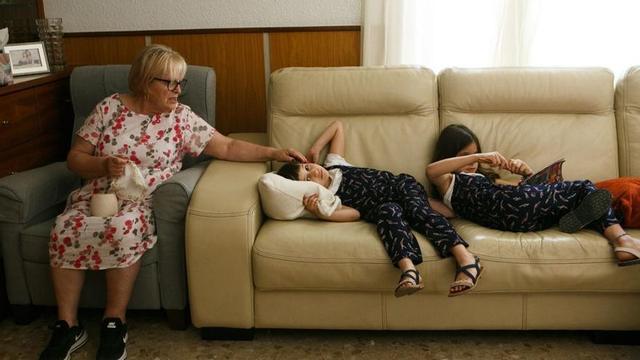 Una dona cuida les seves
dues netes petites. | ANNA MAS TALENS