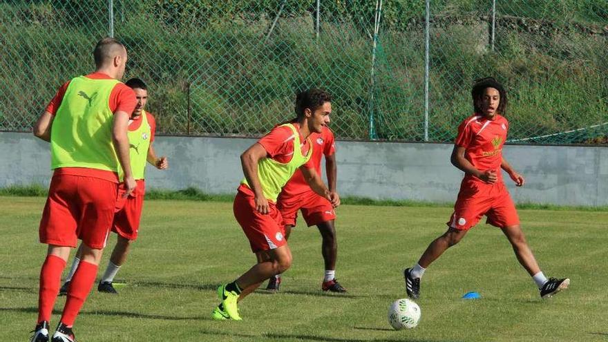 Los rojiblancos efectuan un rondo.