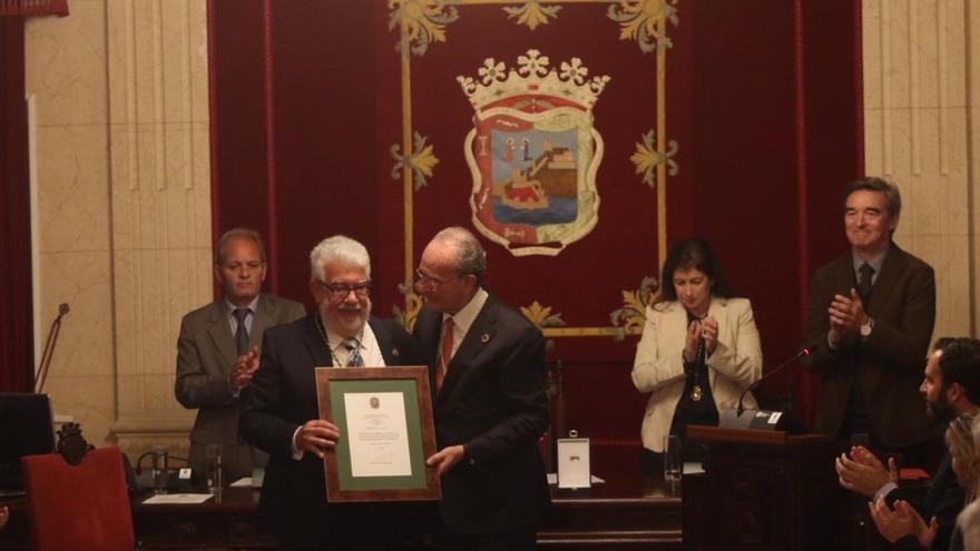 Entrega de la Medalla de la Ciudad a la asociación.