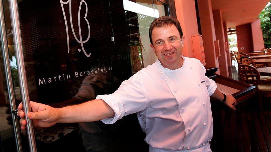 Martín Berasategui en las puertas de su restaurante // Joaquín Ponce