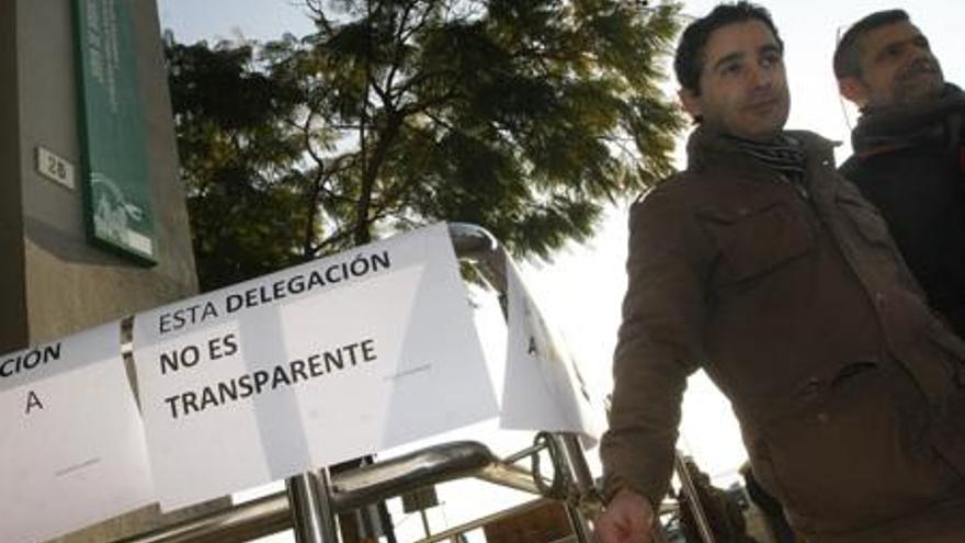 Juan Lorenzo Pineda, encadenado, ante la sede de la Delegación de Empleo.