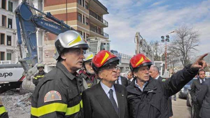 El presidente italiano, Giorgio Napolitano, observa los destrozos provocados por el terremoto