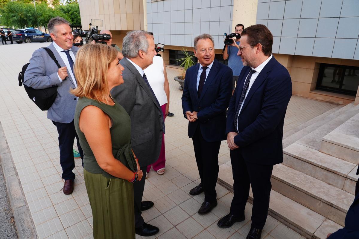 Jordi Hereu visita la sede de la patronal cerámica