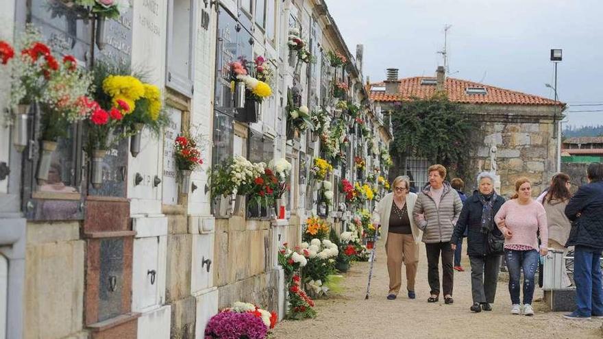 El cementerio municipal de Rubiáns el día de Todos los Santos. // Iñaki Abella