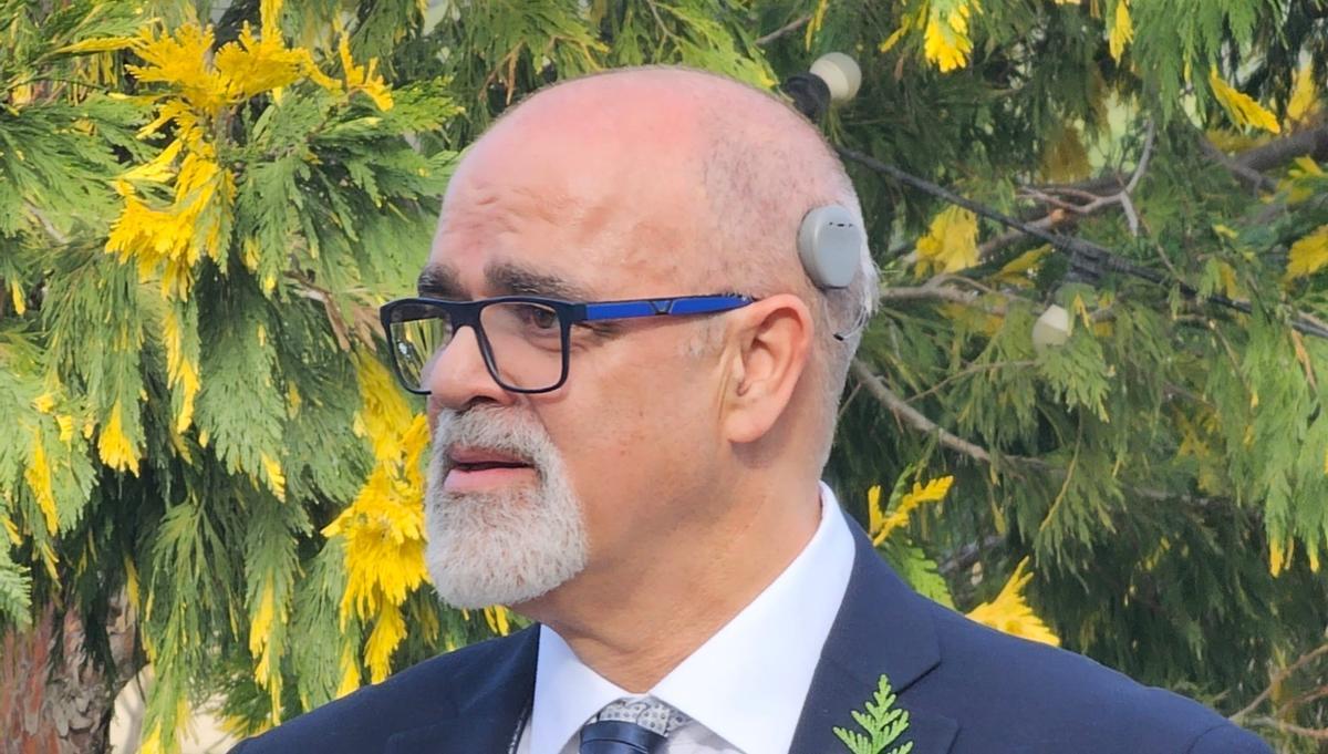 Francisco Vidal, con el implante coclear que lleva desde hace tres años y que le permite escuchar