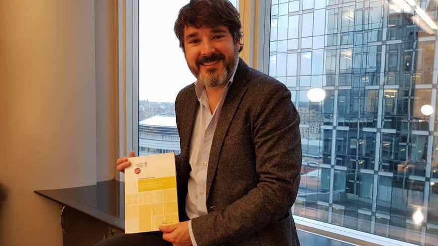 Orestes Suárez, con el libro que presentará el próximo martes en A Coruña.