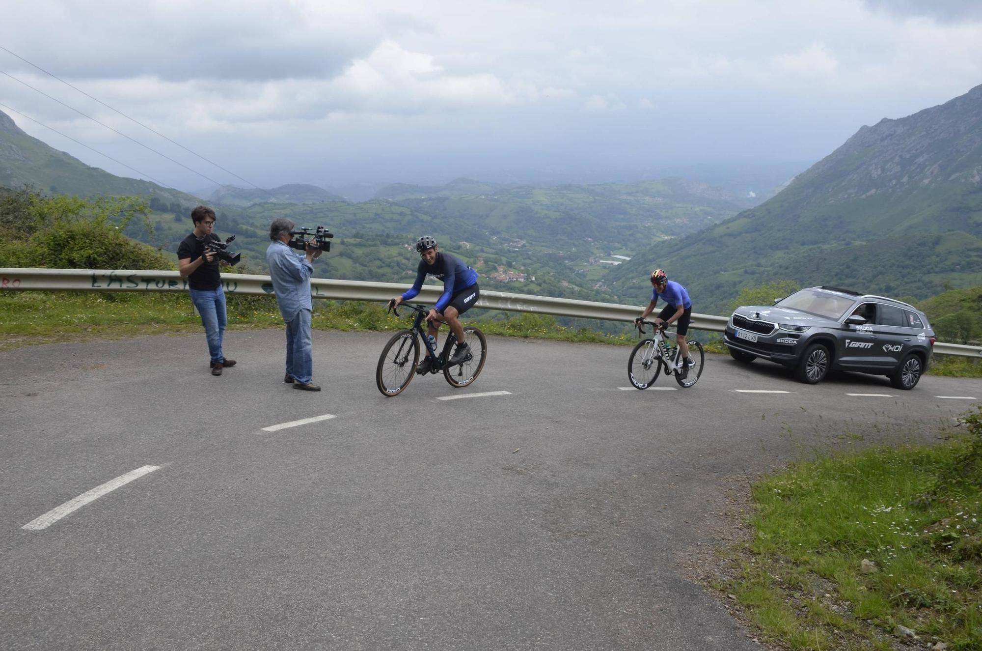 En imágenes: El seleccionador argentino Lionel Scaloni y Pedro Delgado suben al Angliru