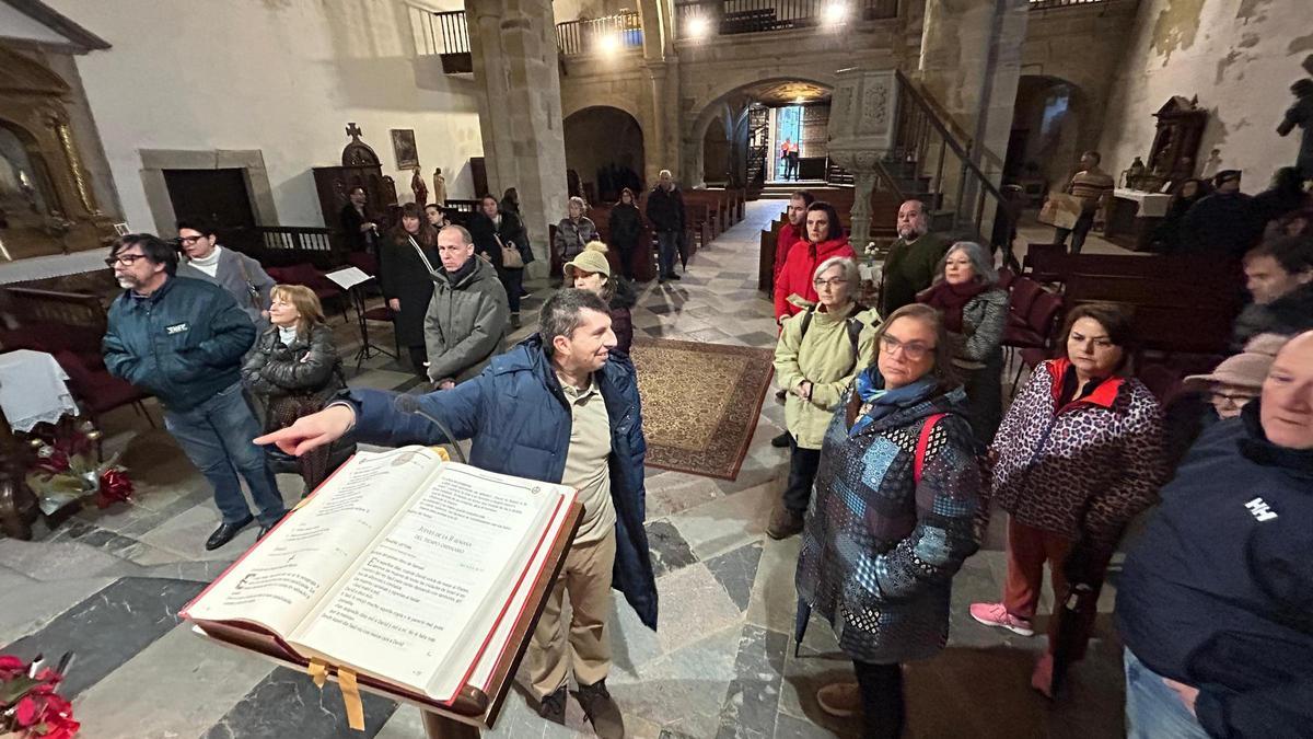Imagen de archivo de una visita guiada, en el interior de la iglesia.