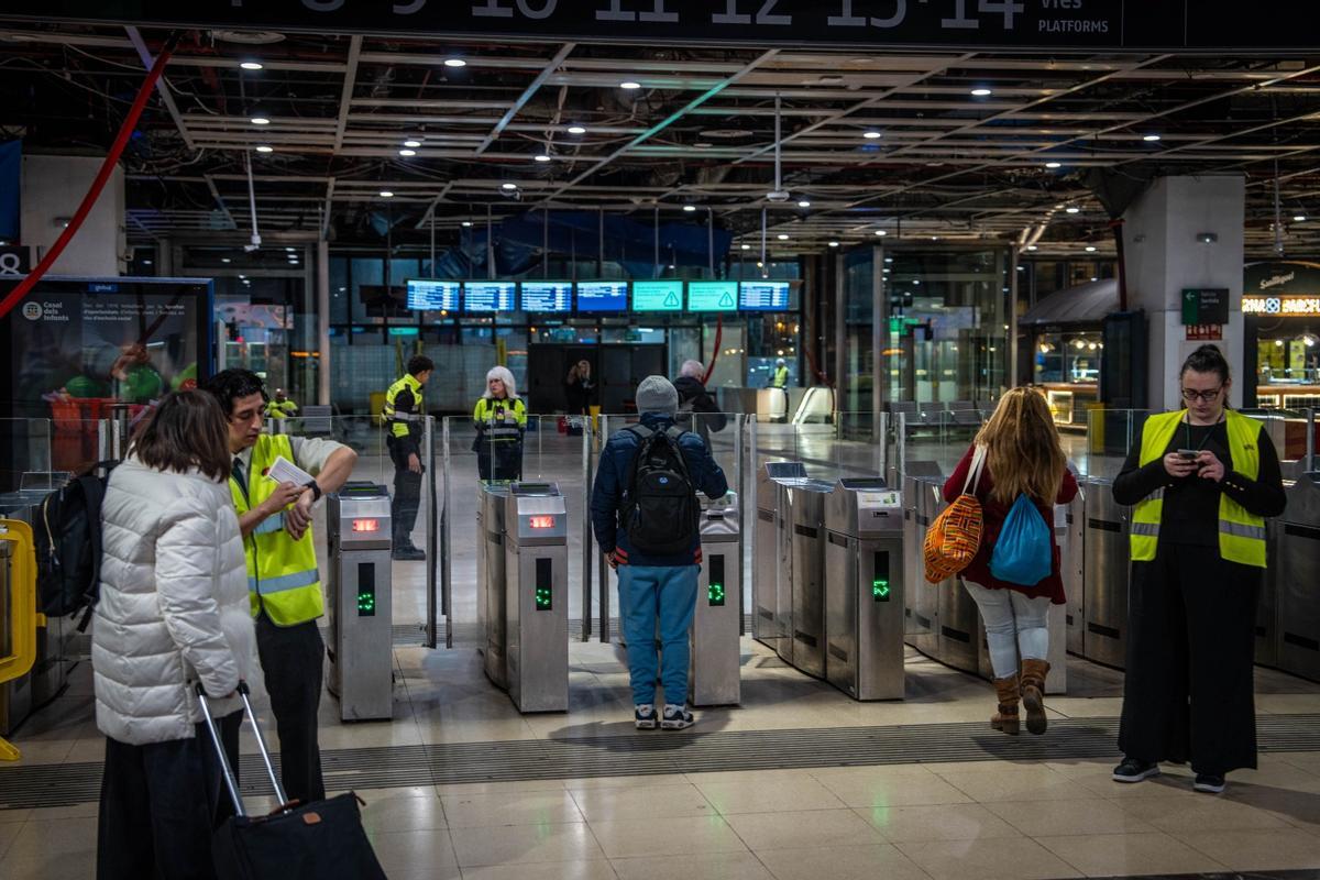 La estación de Sants, a primera hora de la mañana, el día del restablecimiento del servicio de Rodalies en Catalunya
