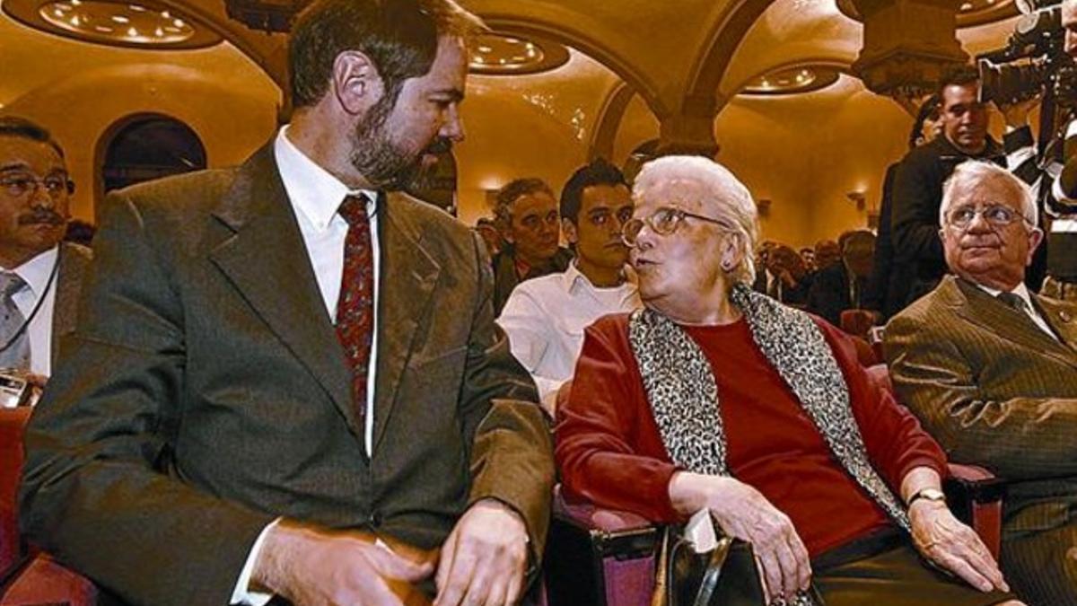 En la Generalitat, en el 2007, entre Juan Villoro y Tomàs Alcoverro.