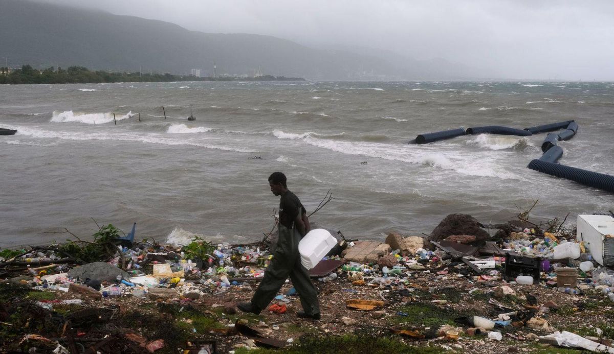 L’huracà Melissa baixa a categoria 4 al passar per Jamaica L’huracà Melissa baixa a categoria 4 al passar per Jamaica