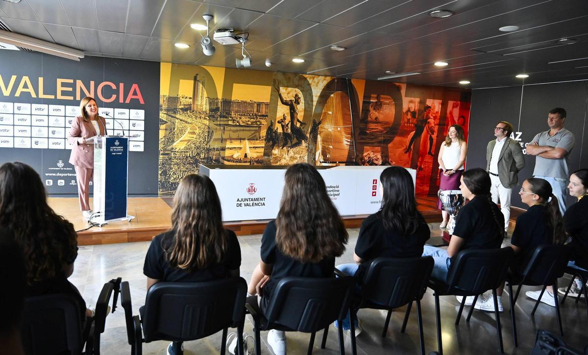 La alcaldesa de Valencia recibe al CAU Rugby València Femenino M17 La alcaldesa de Valencia recibe al CAU Rugby València Femenino M17