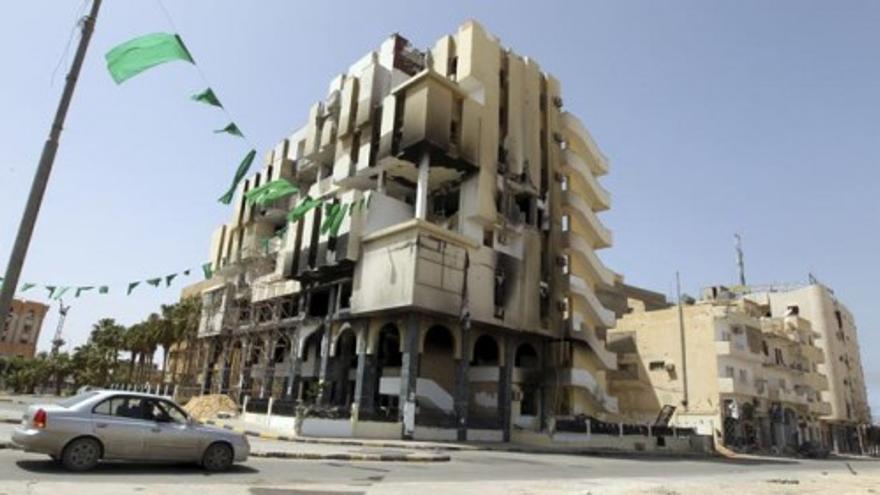 Las fuerzas de Gadafi destruyen la mezquita de Zawiya, símbolo de la resistencia de los rebeldes