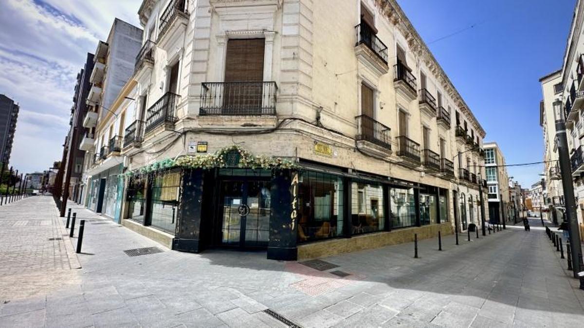 Calle Vasco Núñez junto al lateral del Paseo de San Francisco de Badajoz.