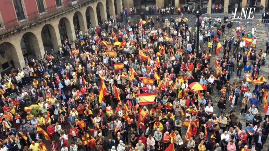 Decenas de personas se manifestaron hoy en Gijón por la unidad de España