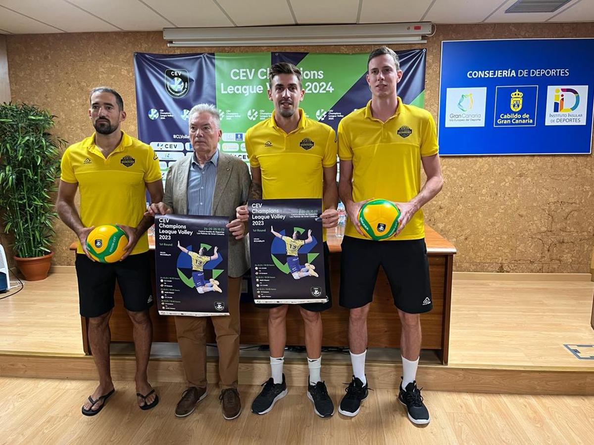 De izd. a dch.: Nico Bruno, Juan Ruiz, Jorge Almansa y Graham Vigrass, con el cartel y el balón oficial de la Champions.