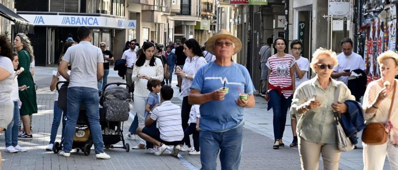 Gente paseando por Pontevedra. |   // RAFA VÁZQUEZ