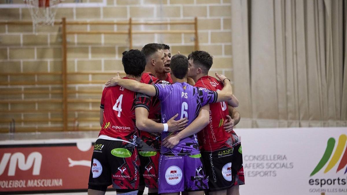 Piña de celebración de los jugadores del ConectaBalear Manacor tras ganar al Arenal Emevé.