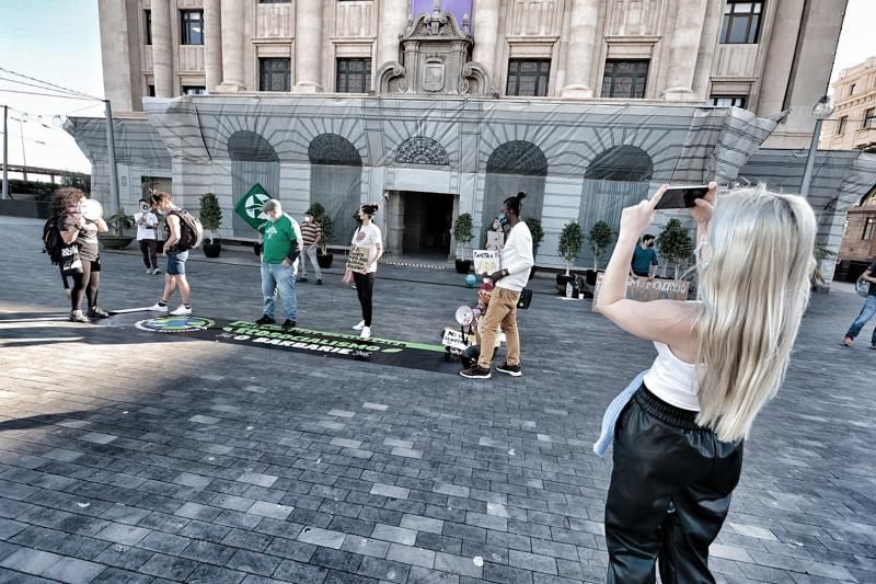 Concentración de Juventud por el Clima frente al Cabildo de Tenerife