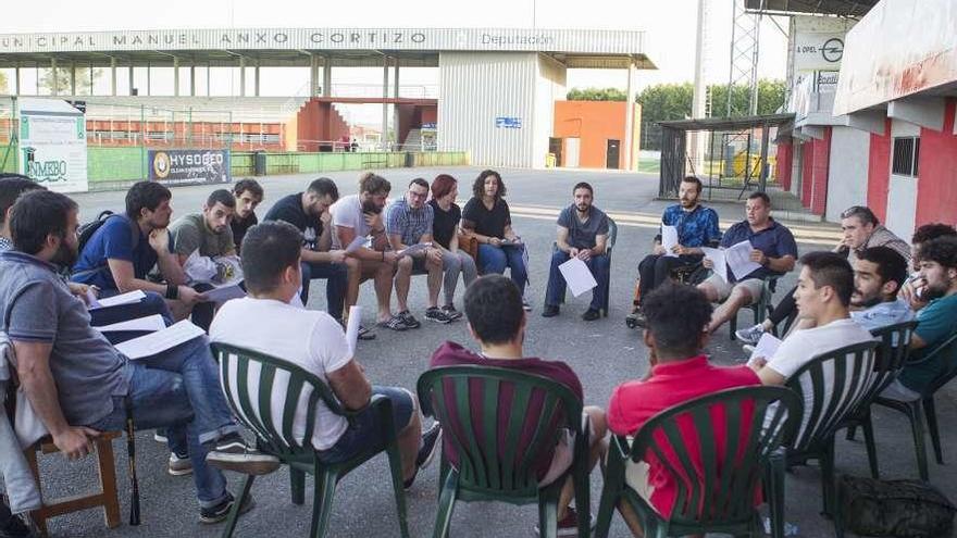 Un instante de la asamblea del Coreti Rugby Lalín celebrada ayer en el Cortizo. // Bernabé/Ana Agra