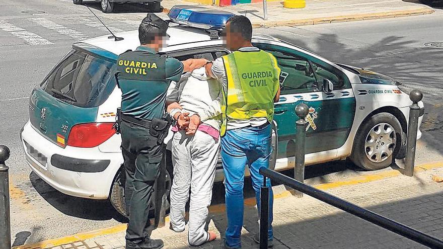 La Guardia Civil traslada a uno de los detenidos.