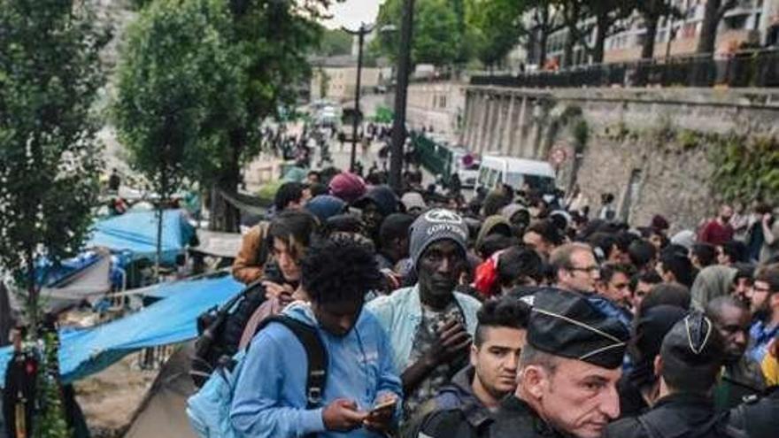 Desalojo del campamento del canal Saint-Martin. // AFP