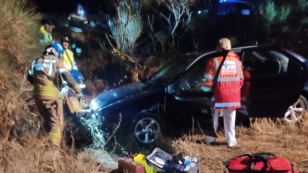 Los bomberos de Toro y los servicios sanitarios de emergencia en el lugar del accidente.