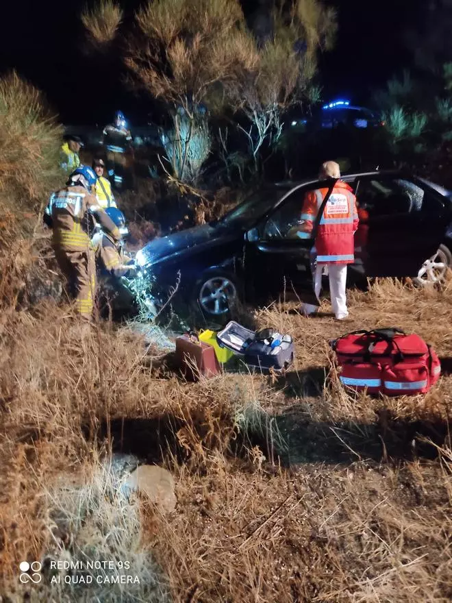 Una mujer de 63 años, herida y atrapada en el interior de su vehículo al salirse de la carretera en Cañizal