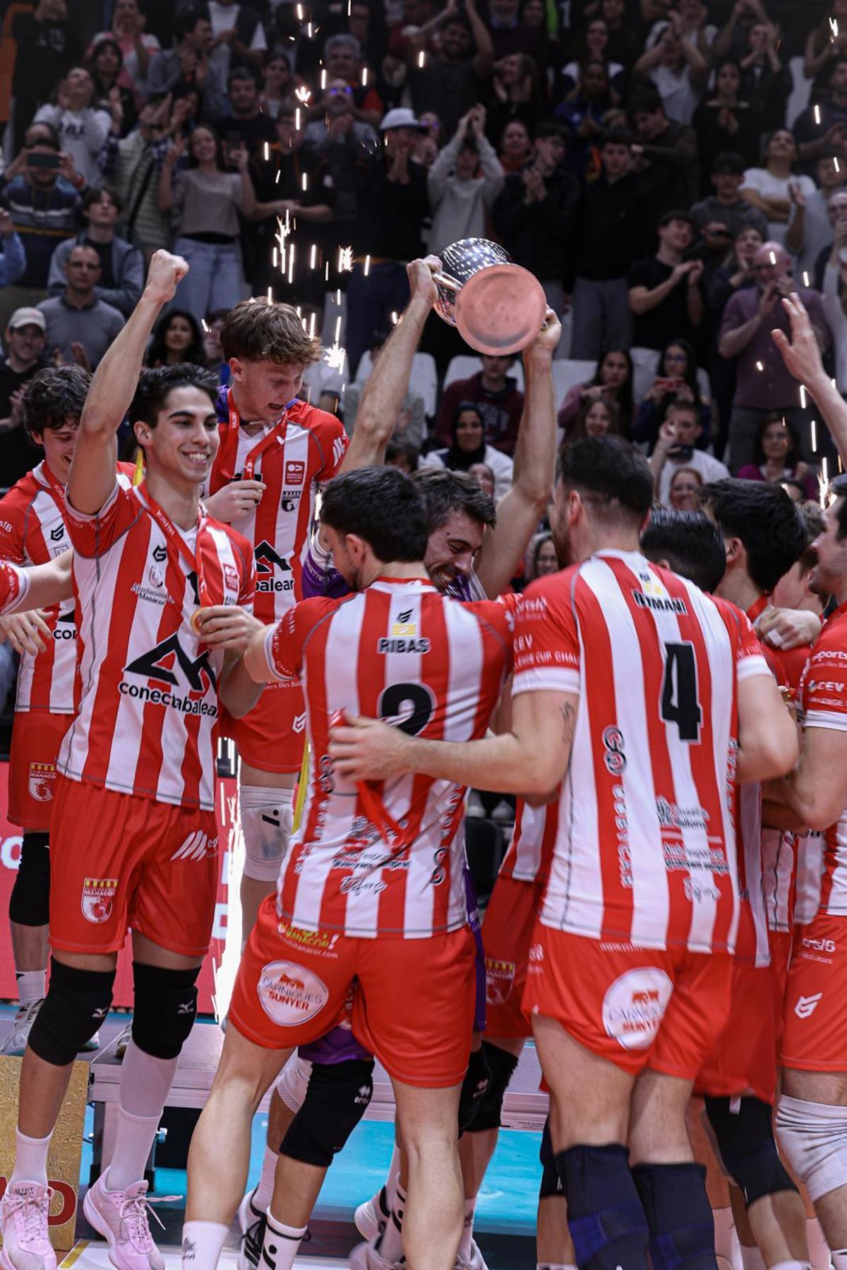 Nieves, a la izquierda, celebra el campeonato de la Copa del Rey.