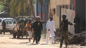 Almenys tres morts i 170 retinguts en un hotel de Mali.
