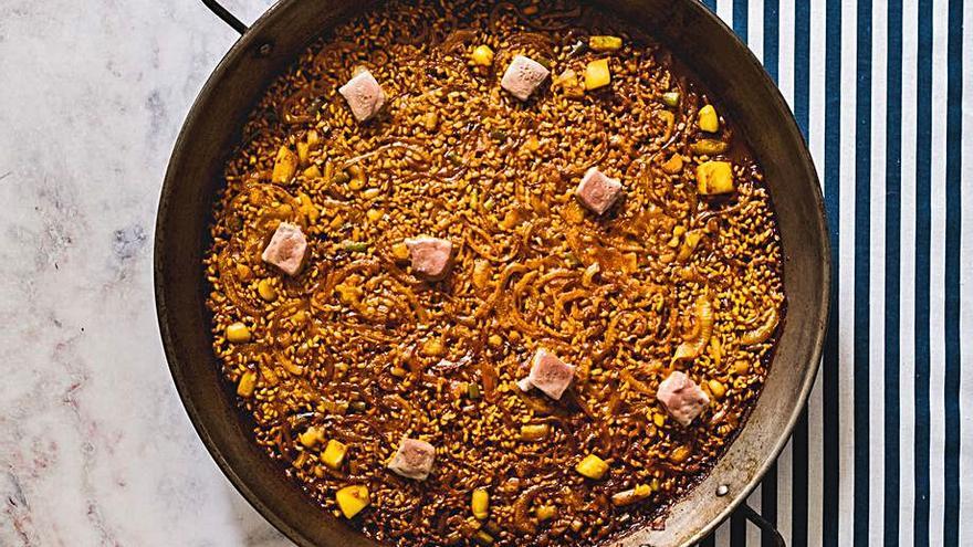 Arroz con cebolla y atún de Poniente.