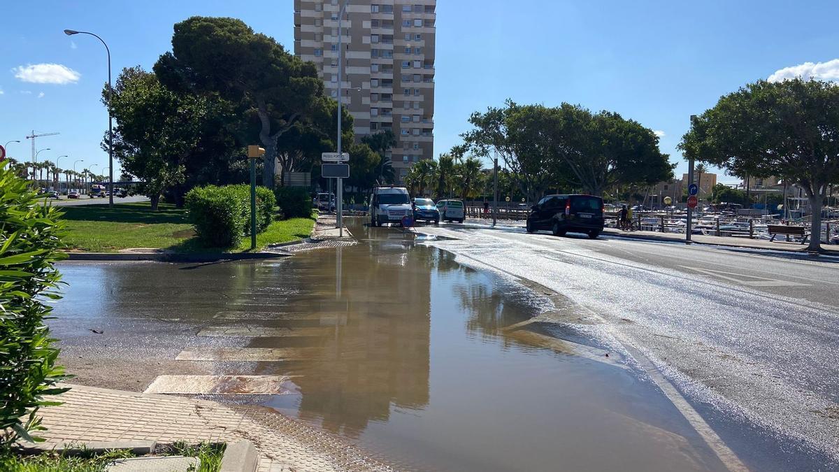 Así es el vertido de aguas fecales en el Portitxol que ha afectado al mar en la zona del puerto