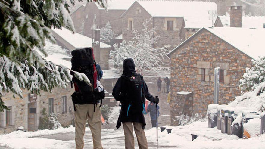 La nieve ha sorprendido hoy a los peregrinos en Pedrafita do Cebreiro. / Eliseo Trigo / EFE