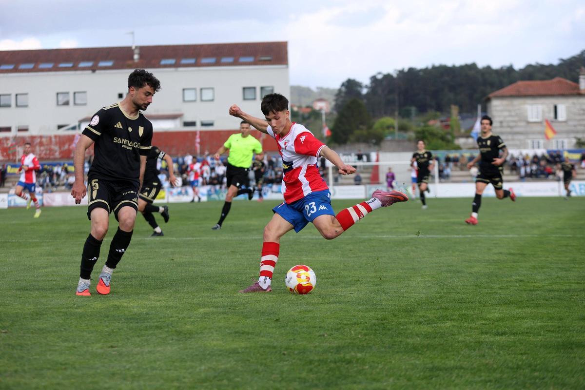 El Arosa tiene que hacer un punto más que el Compostela hasta el 10 de mayo para ser campeón.