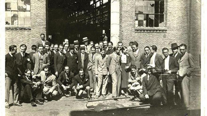 Rita Fernández Queimadelos, con un grupo de compañeros de la Escuela de Arquitectura de Madrid, 1935.