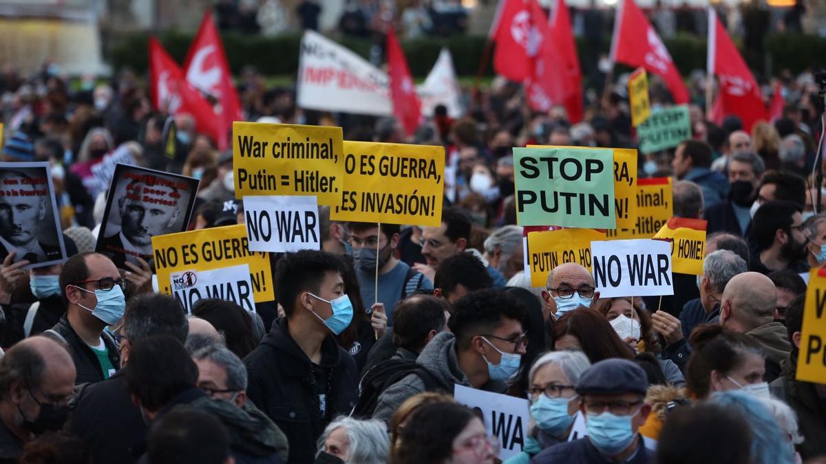 Manifestación en Barcelona contra la guerra entre Ucrania y Rusia.