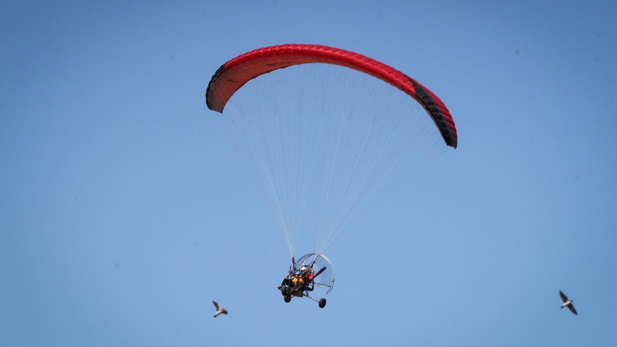 Imagen de archivo de una persona en parapente.