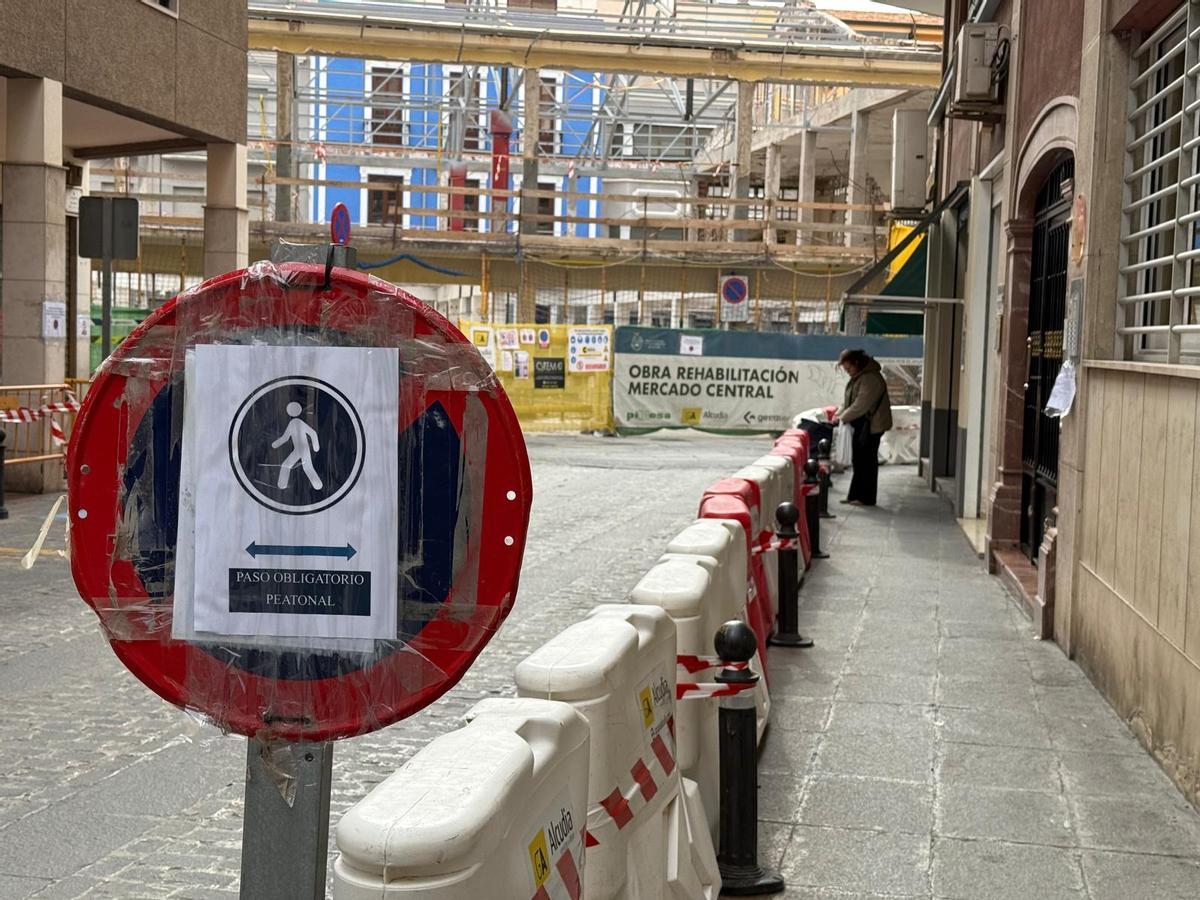 Señales que advierten de las zonas de paso obligatorio para peatones junto al Mercado Central.