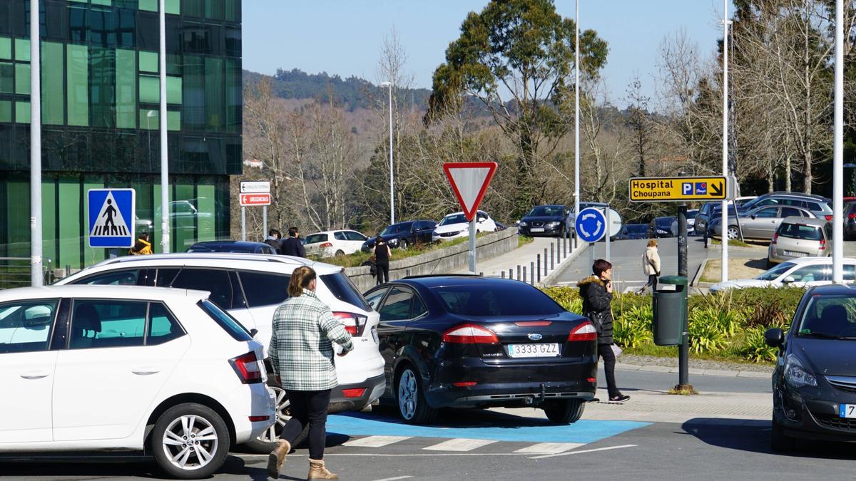 Vehículos mal aparcados na contorna do Hospital Clínico Universitario de Santiago