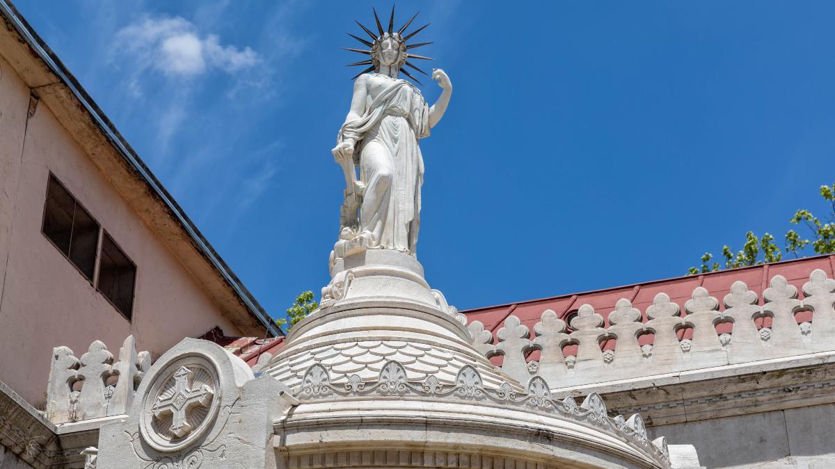 Descubre la madrileña Estatua de la Libertad escondida en un coqueto panteón neobizantino.