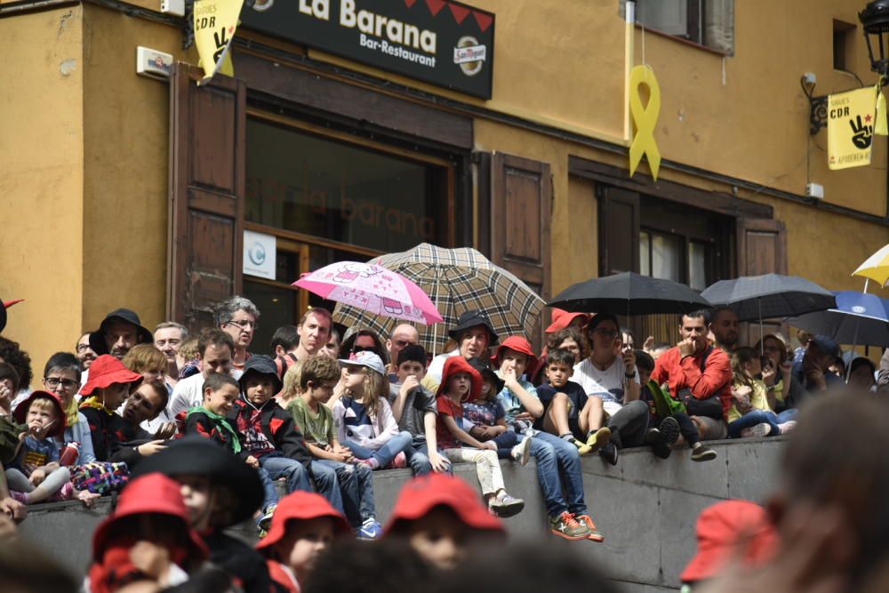 La Patum infantil omple la plaça de Sant Pere