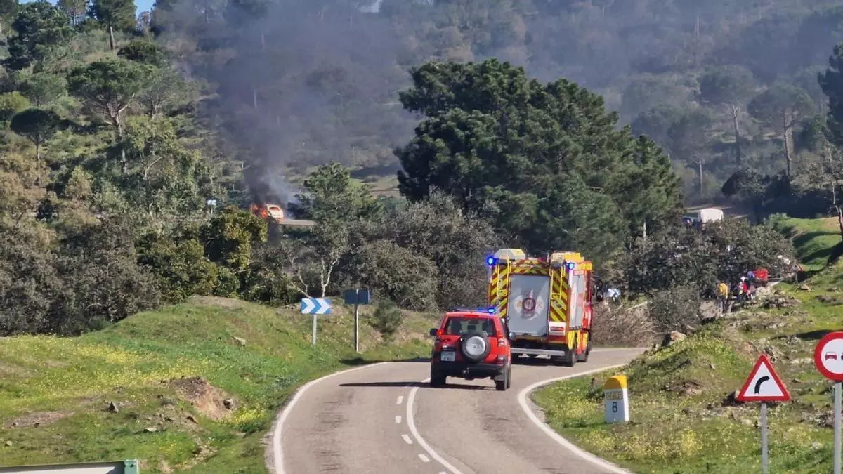 Los bomberos actúan por un coche incendiado en la CO-3408 de Córdoba sentido Los Villares