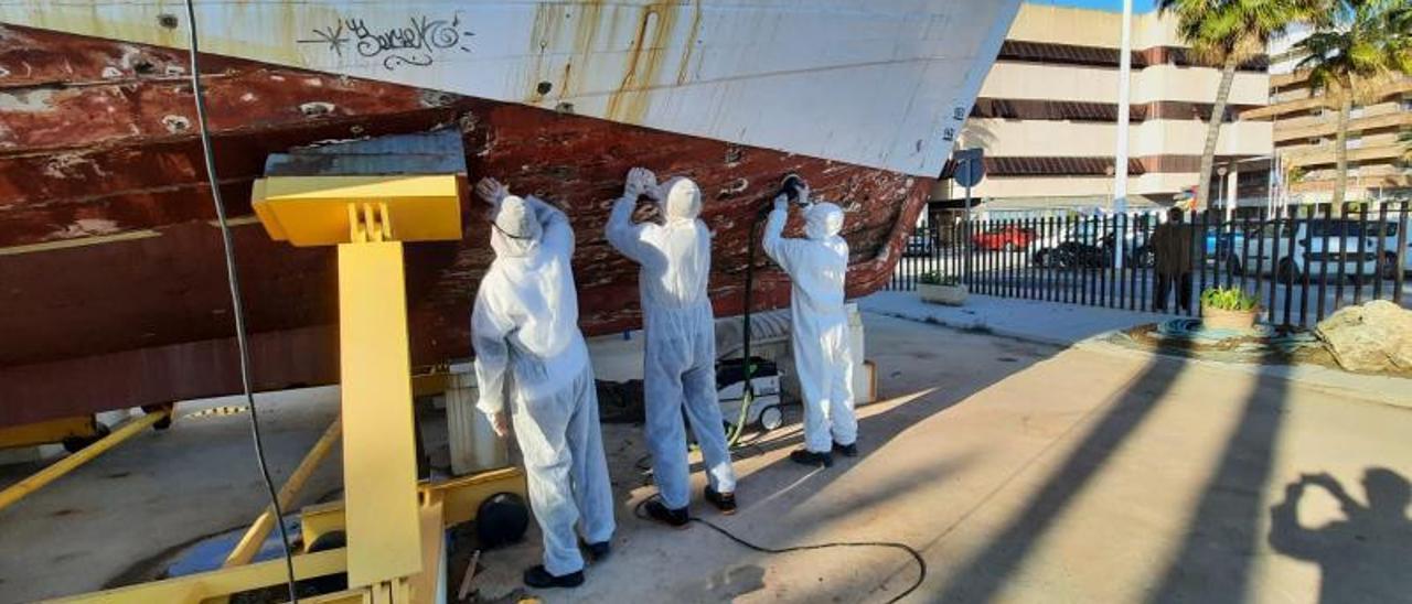 Alumnos del ciclo de Mantenimiento de Embarcaciones del Cap de l’Aljub restaurando el barco.  | INFORMACIÓN