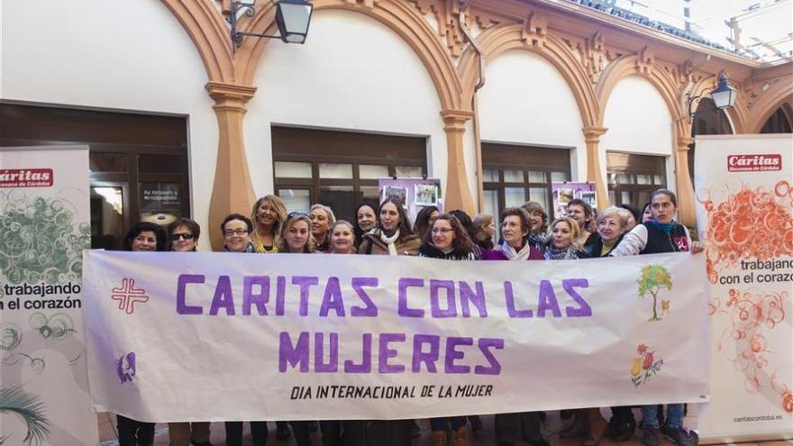 Una mujer tiene &quot;más posibilidad&quot; de caer en la pobreza sólo por ser mujer, según Cáritas