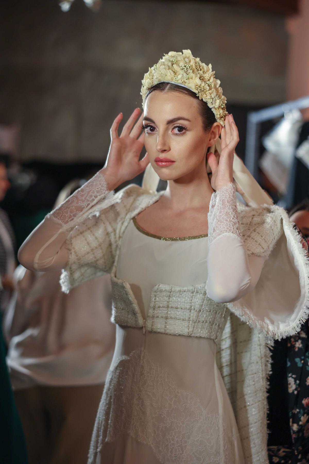 Las modelos se preparan para el desfile de Ogadenia.