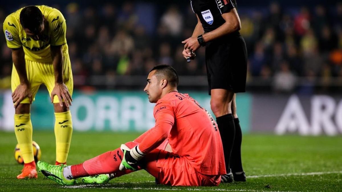 Sergio Asenjo se lamenta de la grave lesión que padeció en su rodilla izquierda ante el Madrid.