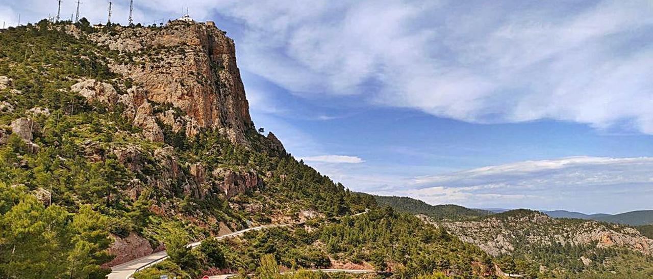 El Pico del Remedio, con las antenas y la
 fortificación sobre La Serranía. | F. BUSTAMANTE