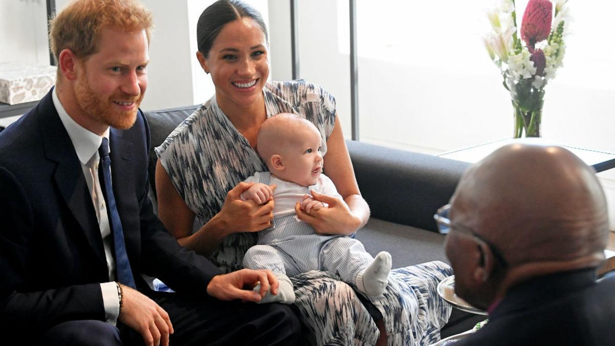 Archie en brazos de su madre, Meghan Markle