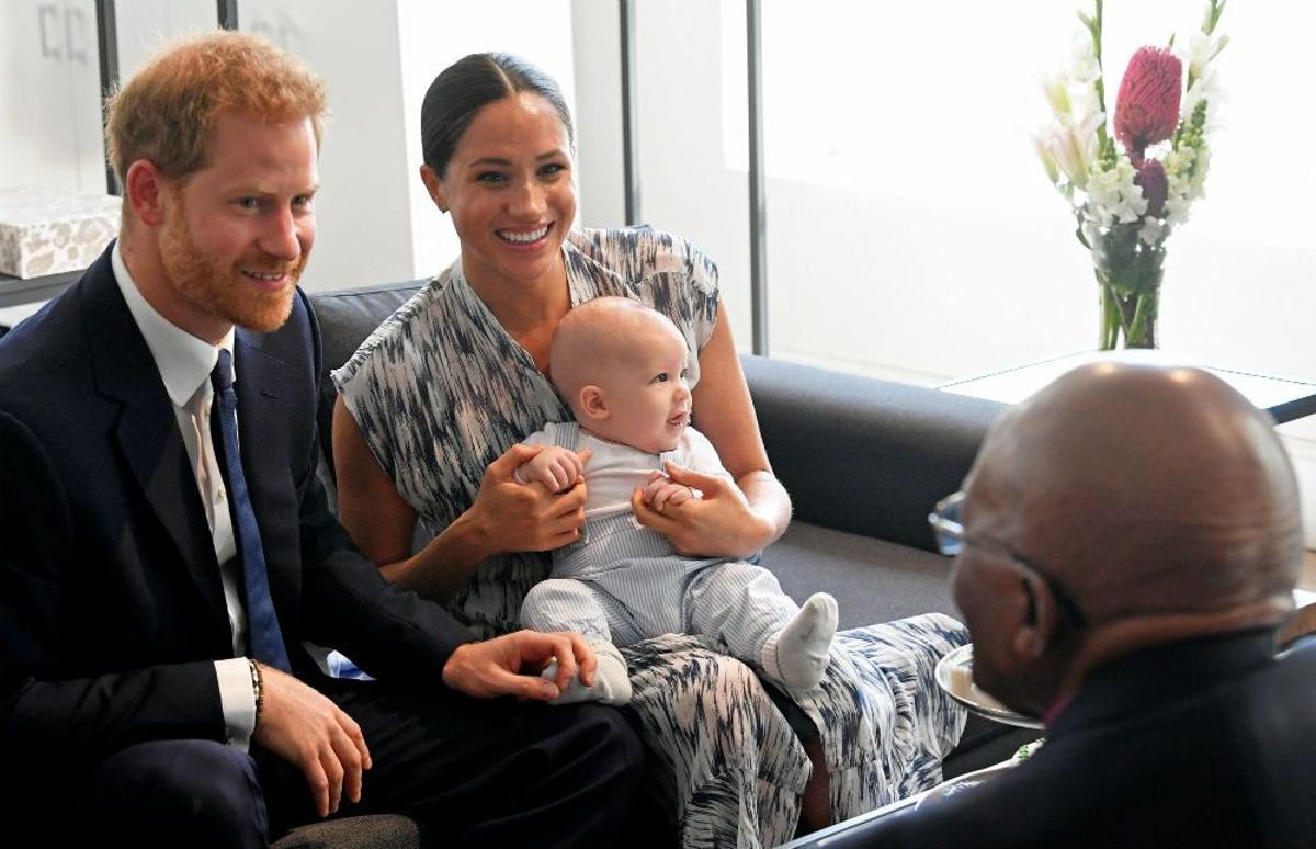 Archie en brazos de su madre, Meghan Markle