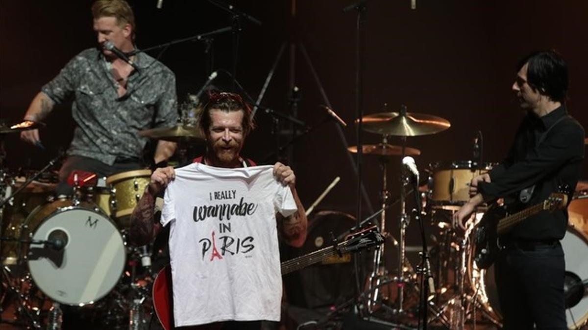 El cantante del grupo Eagles of Death Metal enseña una camiseta de París, al inicio del concierto.